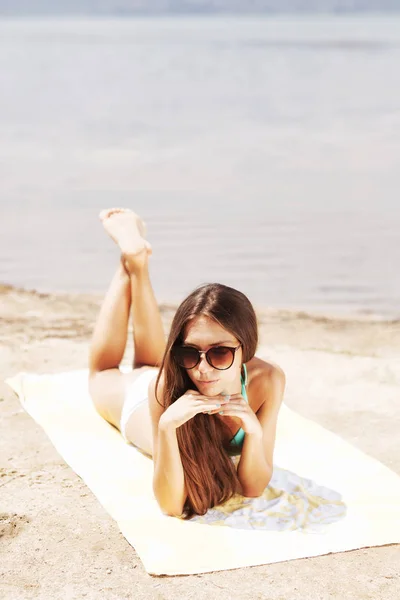 Sexy Girl Sunglasses Sunbathing Beach — Stock Photo, Image