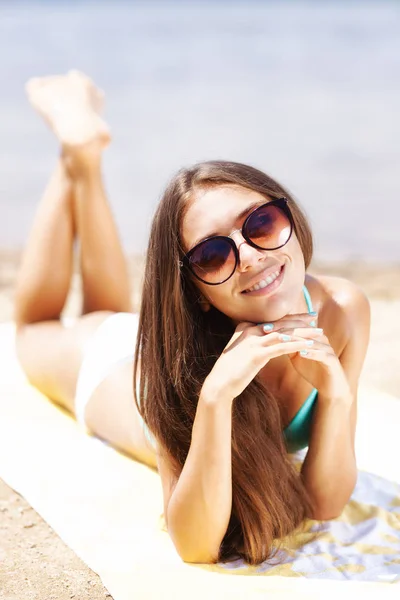 Menina Sexy Com Óculos Sol Banhos Sol Uma Praia — Fotografia de Stock