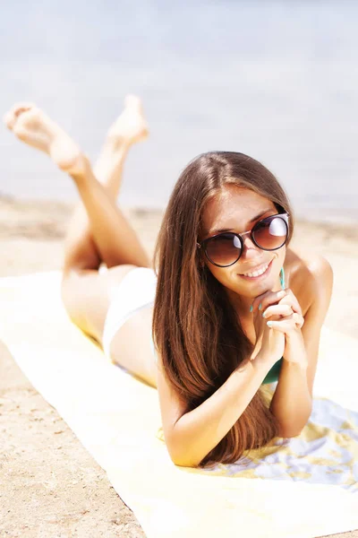 Menina Sexy Com Óculos Sol Banhos Sol Uma Praia — Fotografia de Stock