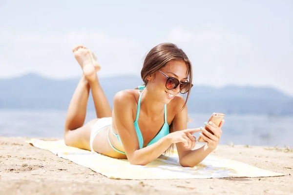 Sexy Girl Sunglasses Smartphone Sunbathing Beach — Stock Photo, Image