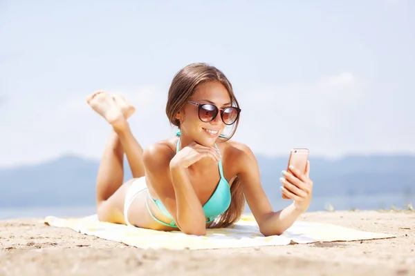 Sexy Girl Sunglasses Taking Selfie While Sunbathing Beach — Stock Photo, Image