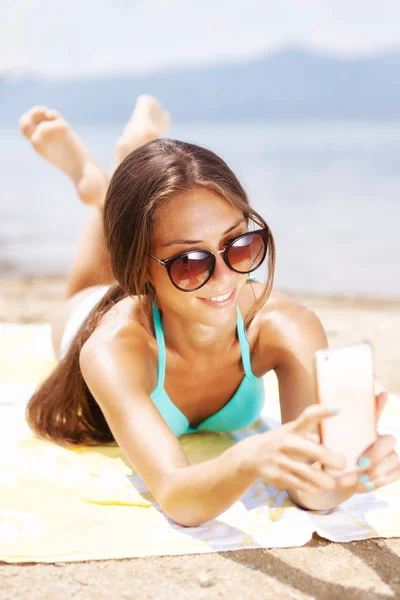 Sexy Girl Sunglasses Taking Selfie While Sunbathing Beach — Stock Photo, Image