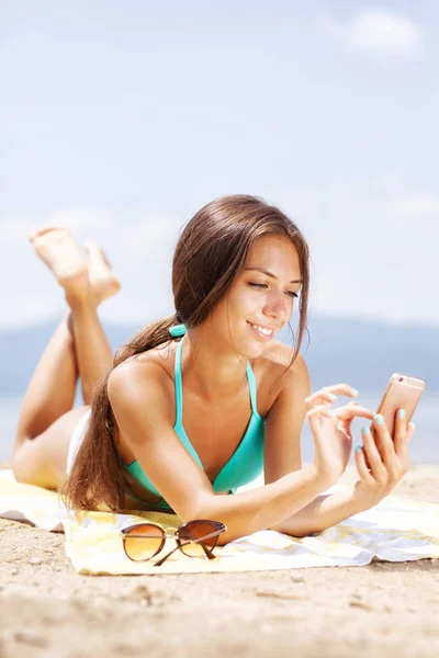 Sexy Girl Sunglasses Smartphone Sunbathing Beach — Stock Photo, Image
