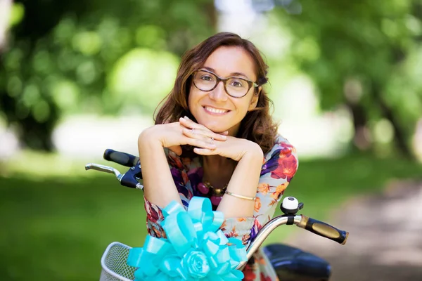 Porträt Eines Mädchens Mit Brille Auf Einem Oldtimer Fahrrad — Stockfoto