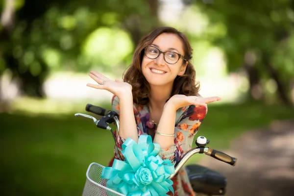 Porträt Eines Mädchens Mit Brille Auf Einem Oldtimer Fahrrad — Stockfoto