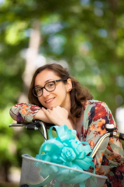 Portrait Girl Glasses Vintage Bicycle — Stock Photo, Image