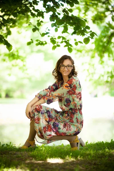 Glückliches Mädchen Mit Brille Der Natur Zwischen Bäumen — Stockfoto