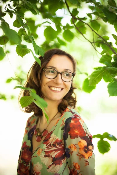 Chica Feliz Con Gafas Naturaleza Entre Los Árboles — Foto de Stock
