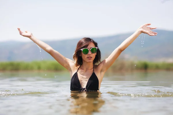 Chica Feliz Haciendo Salpicaduras Agua —  Fotos de Stock