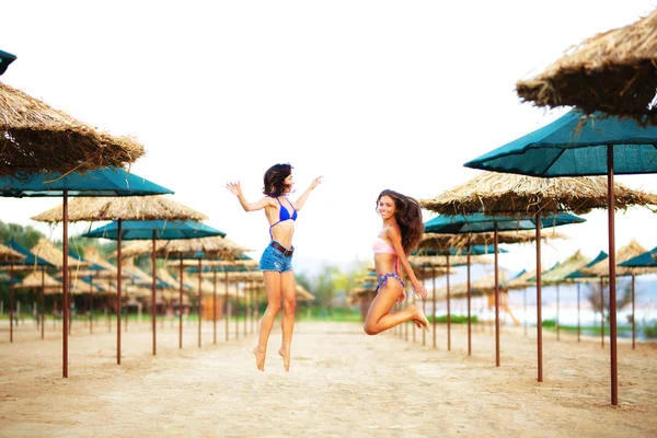 Две Сексуальные Девушки Бегут Прыгают Воздух Пустом Пляже — стоковое фото