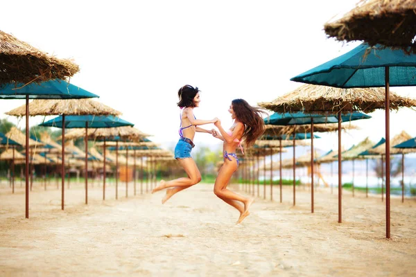 Duas Meninas Sexy Correndo Pulando Uma Praia Vazia — Fotografia de Stock