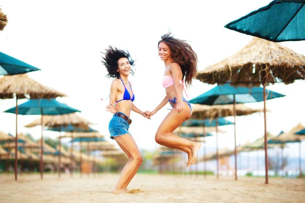 Duas Meninas Sexy Correndo Pulando Uma Praia Vazia — Fotografia de Stock