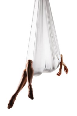 Kadın, hamakta havadan anti-yerçekimi yogası yapıyor. 