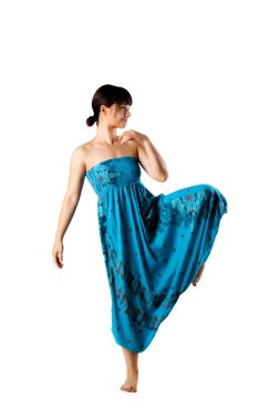 mavi casual elbise, tek ayak ayakta mutlu esmer kız