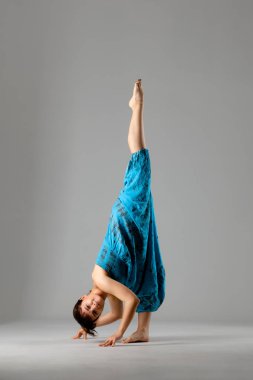 mavi rahat elbiseyle poz mutlu esmer kız