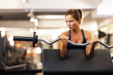 kız bir genel odak fitness kulübünden ağırlık kaldırma