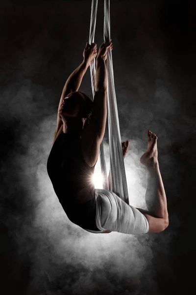 Yoga Antigravedad Aéreo Femenino Posando Una Hamaca Con Humo Fondo — Foto de Stock