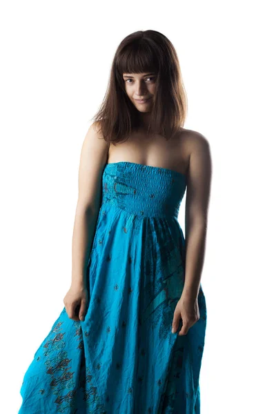 Piękna Brunetka Dziewczyna Stoi Niebieski Strój Patrząc Kamery — Zdjęcie stockowe