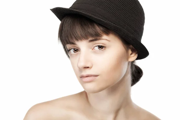 魅力的な白人の女の子は帽子をかぶってのスタジオ ポートレート — ストック写真