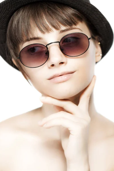 一个戴着太阳镜和帽子的美丽女孩的肖像 — 图库照片