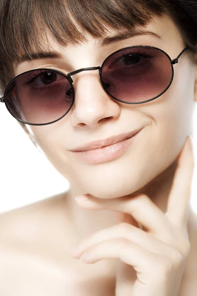 Retrato Uma Bela Menina Olhando Para Câmera Com Óculos Sol — Fotografia de Stock
