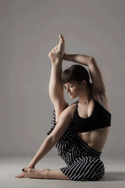 Mujer Caucásica Haciendo Ejercicio Yoga Poses Studio Shot —  Fotos de Stock