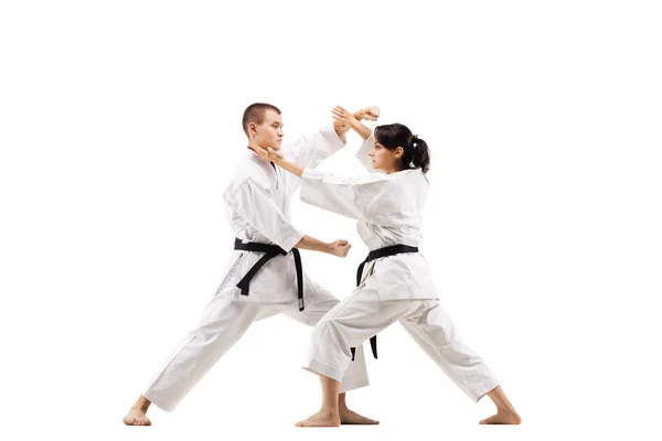 Karate Kız Erkek Beyaz Arka Plana Karşı Mücadele — Stok fotoğraf
