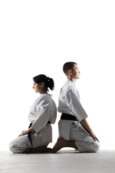 Karate Flicka Och Pojke Sitter Mot Vit Bakgrund — Stockfoto