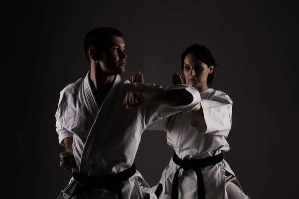 Karate Meisje Jongen Vechten Tegen Donkere Achtergrond — Stockfoto