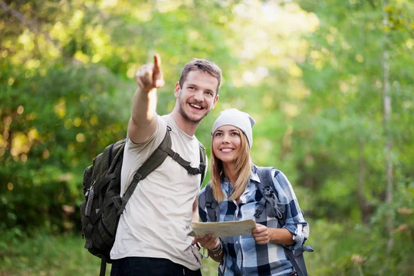 Vackra Par Vandring Skog Hand Tittar Karta Och Pekar Med — Stockfoto