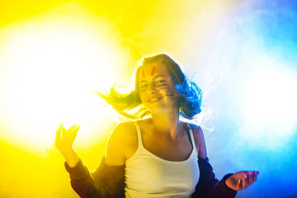 Jonge Partij Meisje Dansen Tegen Geel Blauw Verlichte Rook — Stockfoto