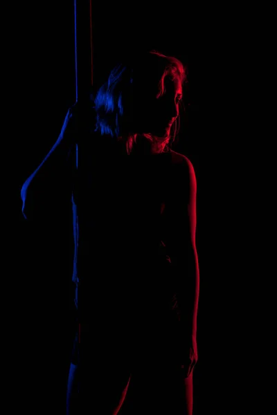 Pole tánc lány oldalán világít, piros és kék — Stock Fotó