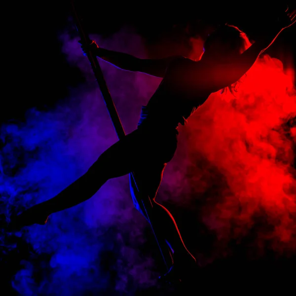 Pole dance meisje silhouet met rook — Stockfoto