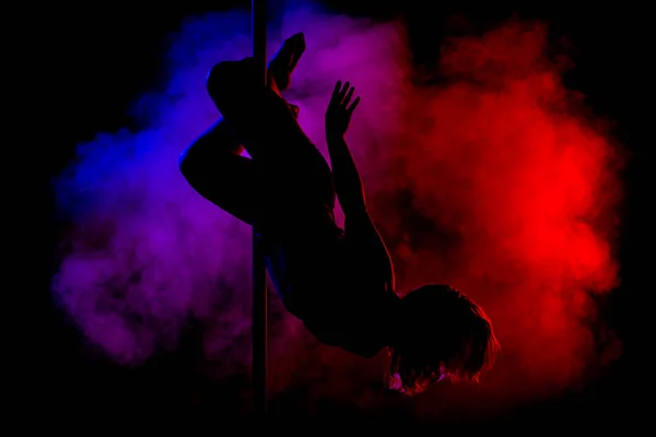 Pole tánc lány sziluettje füst — Stock Fotó