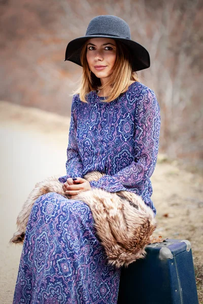 Bella ragazza con caso vintage su un Dirtroad — Foto Stock