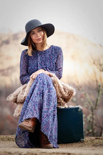 Bella ragazza con caso vintage su un Dirtroad — Foto Stock