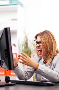kızgın iş kadını bir ofiste