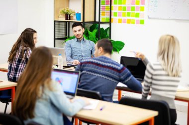 Profesör ve modern bir sınıf öğrencileri