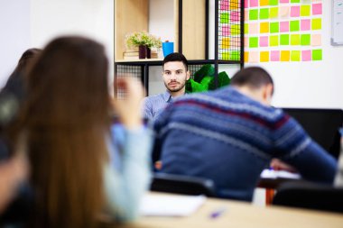 Profesör ve modern bir sınıf öğrencileri