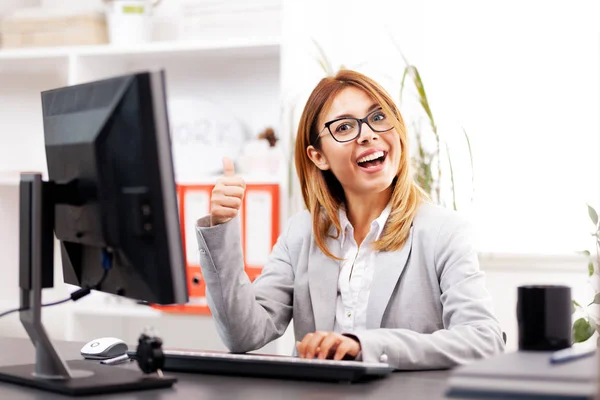 Mulher de negócios feliz com polegares para cima — Fotografia de Stock