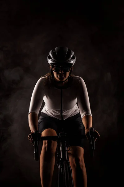 Mujer motociclista de carretera con humo — Foto de Stock