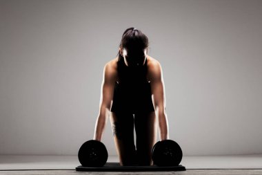 itme yapıyor fitness kız ups ağırlıklar ile. yarım siluet