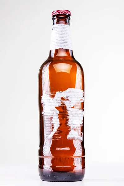 Пляшка пива з рваною етикеткою — стокове фото