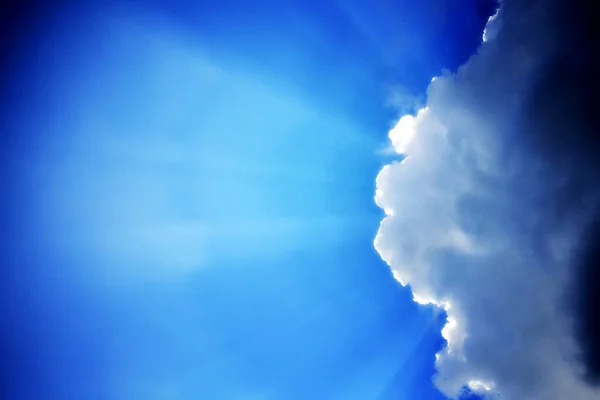 태양 광선 여 물 구름 — 스톡 사진