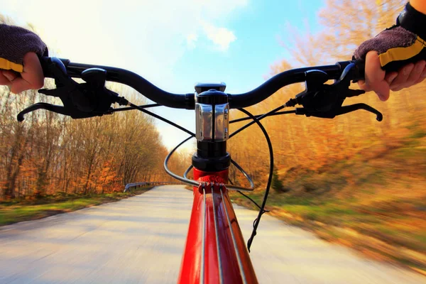 Andar en bicicleta por una carretera — Foto de Stock