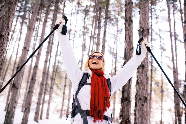 Joyeuse fille de randonneur heureux dans une forêt — Photo