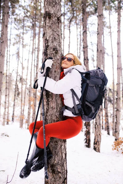 Randonneur fille étreint un arbre — Photo