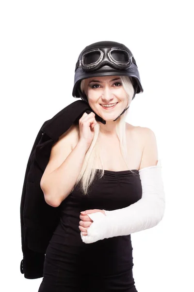 Menina com um braço quebrado em gesso, usando capacete de motocicleta — Fotografia de Stock