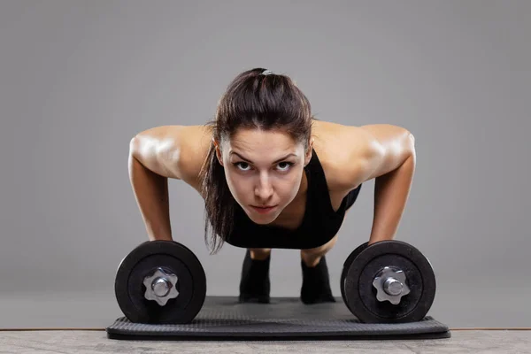 Fitness holka dělá push up s váhami — Stock fotografie