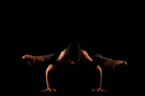 Chica en sombras ejercitando yoga —  Fotos de Stock